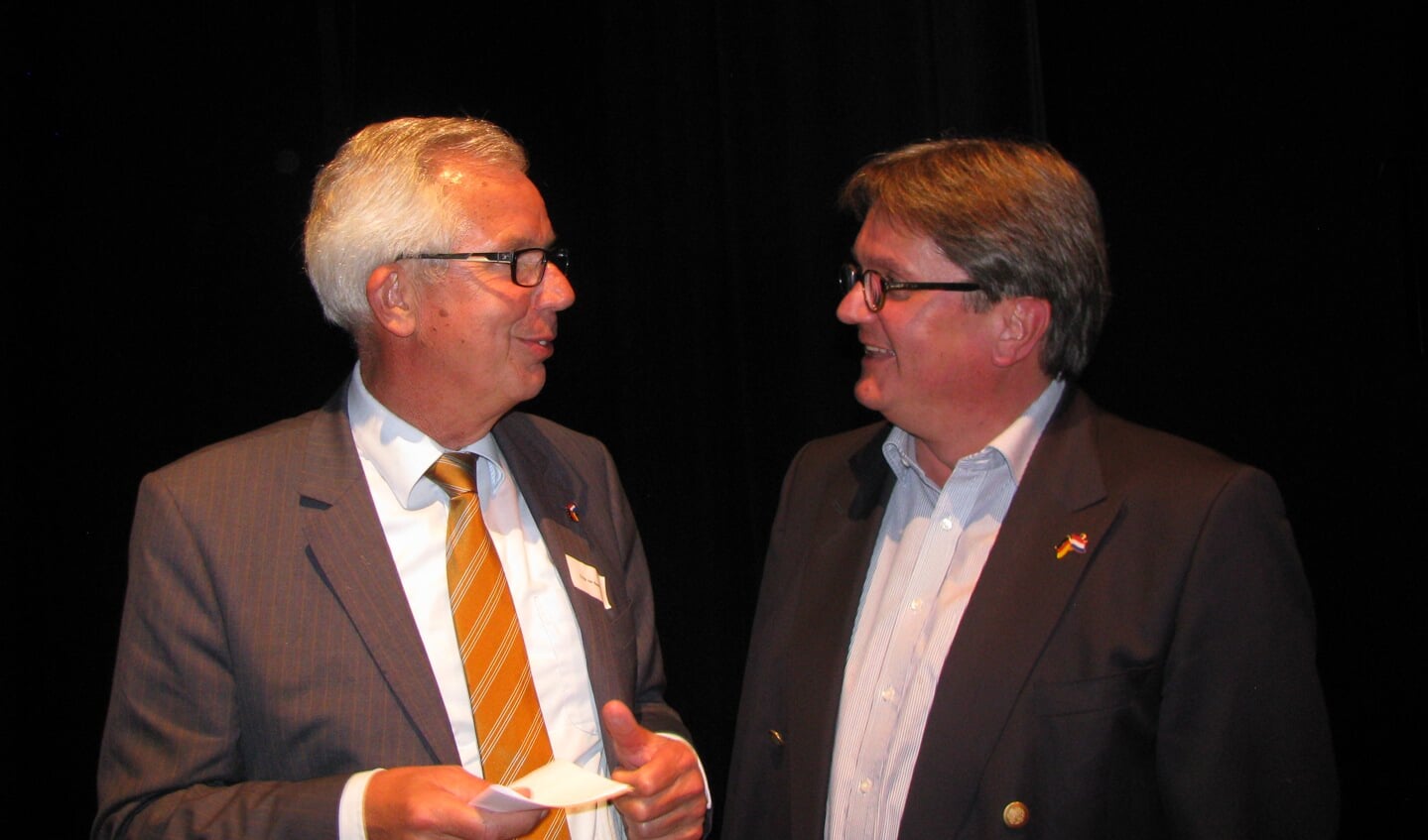De Winterswijkse burgemeester Thijs van Beem van in gesprek met Freddy Heinzel (rechts). Foto: Ferry Broshuis