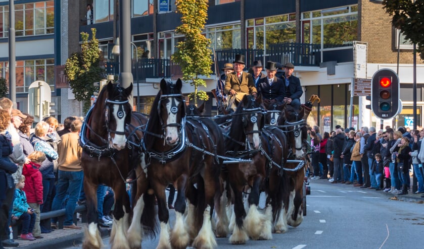 De grote nostalgische optocht met veel paarden en historische voertuigen. Foto: Achterhoekfoto.nl/Marion Wentink
