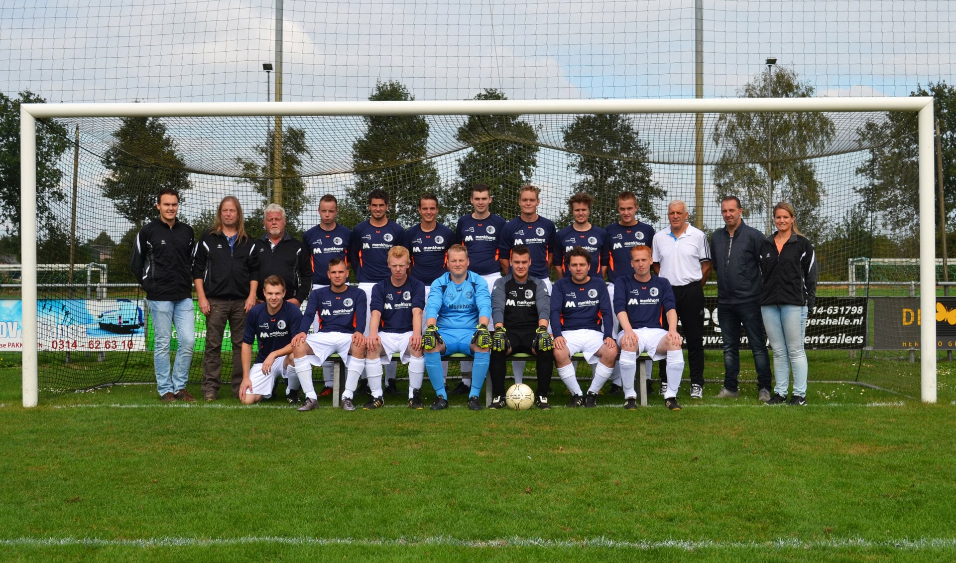 Het eerste elftal met nieuwe uit-tenues van trouwe sponsor Menkhorst Standbouw BV. Foto: PR