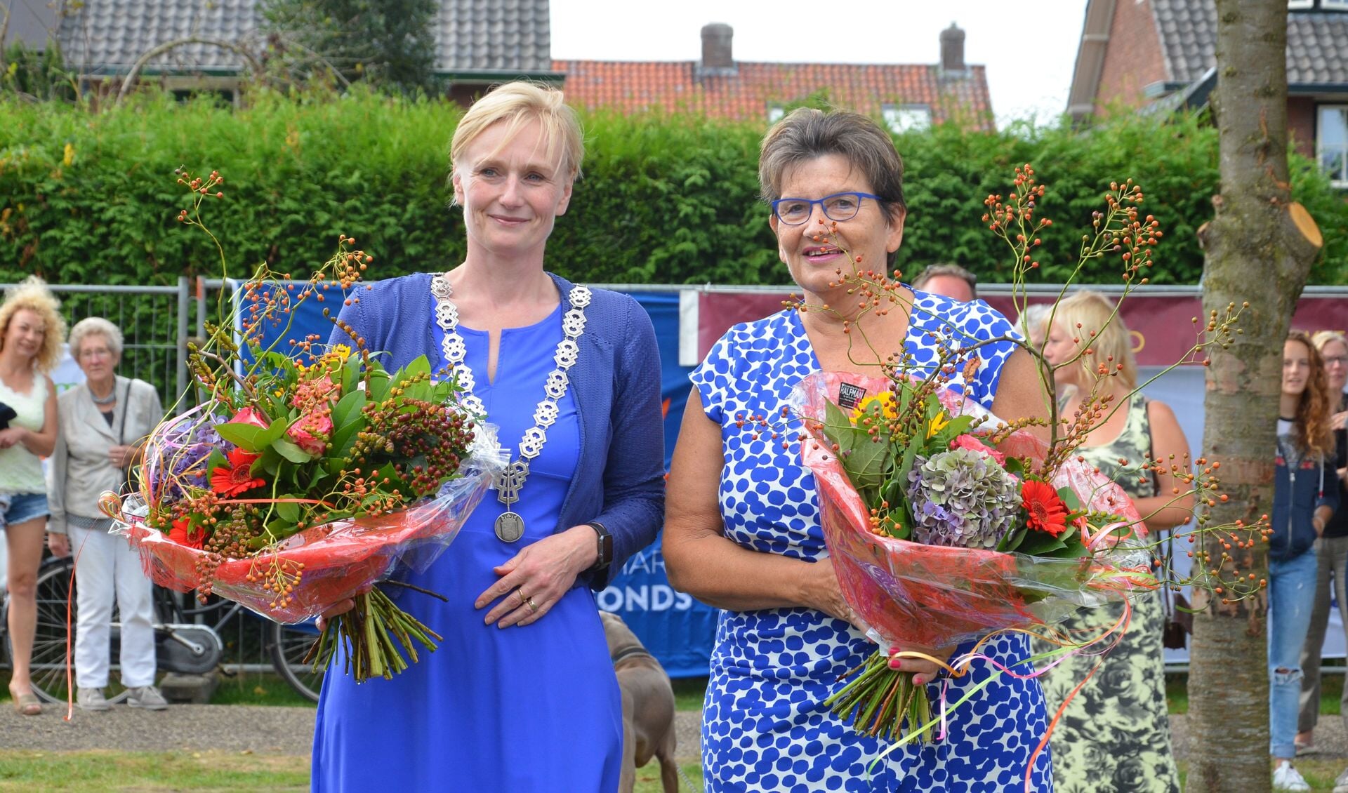 Burgemeester Marianne Besselink met mevrouw Aalderink. Foto: GinoPress