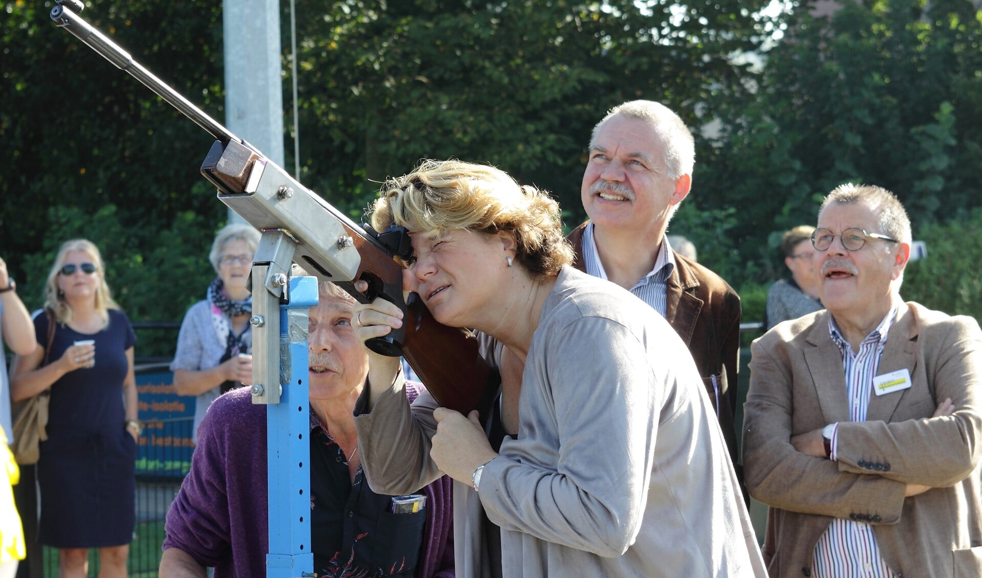 Karin van Dijk legt aan voor het ereschot. Foto: Nico Marcus