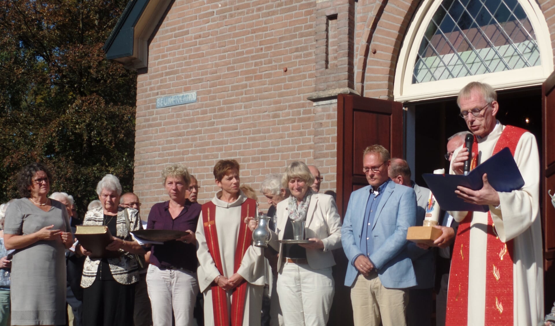 Een aantal relikwieën werden uit de kerk naar buiten gedragen. Foto: Jan Hendirksen. 