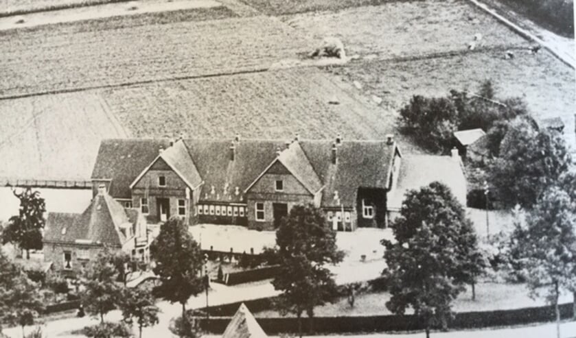 Zicht op de RK school met meestershuis. Foto: collectie Werkgroep Meddo's Verleden