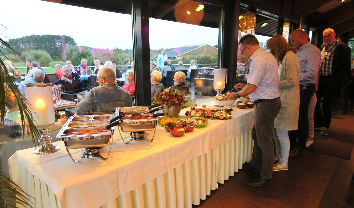Het feest had een door iedereen gewaardeerd culinair karakter. Foto: Theo Huijskes