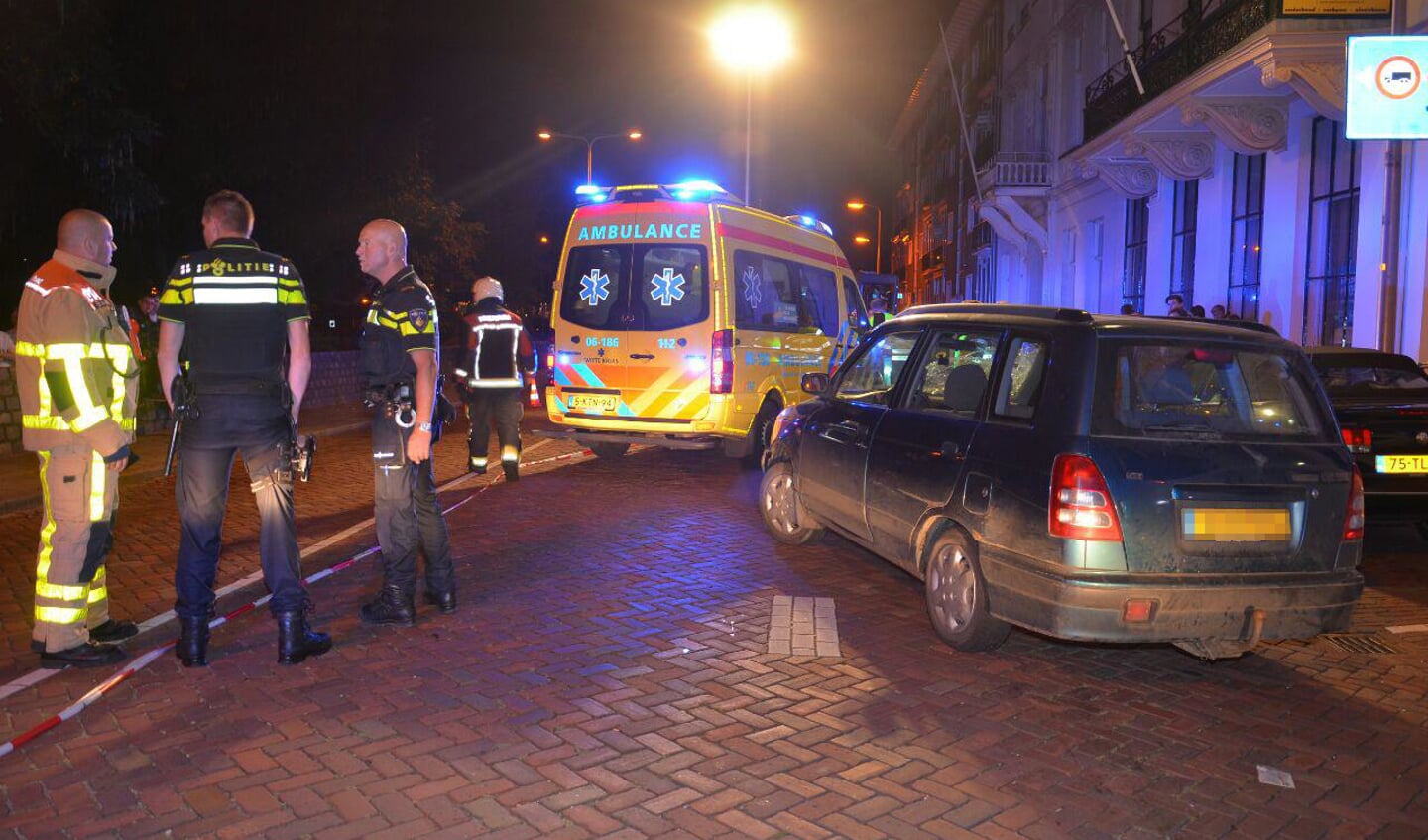 Ernstig ongeval tussen auto en voetganger in Zutphen. Foto: GinoPress B.V.