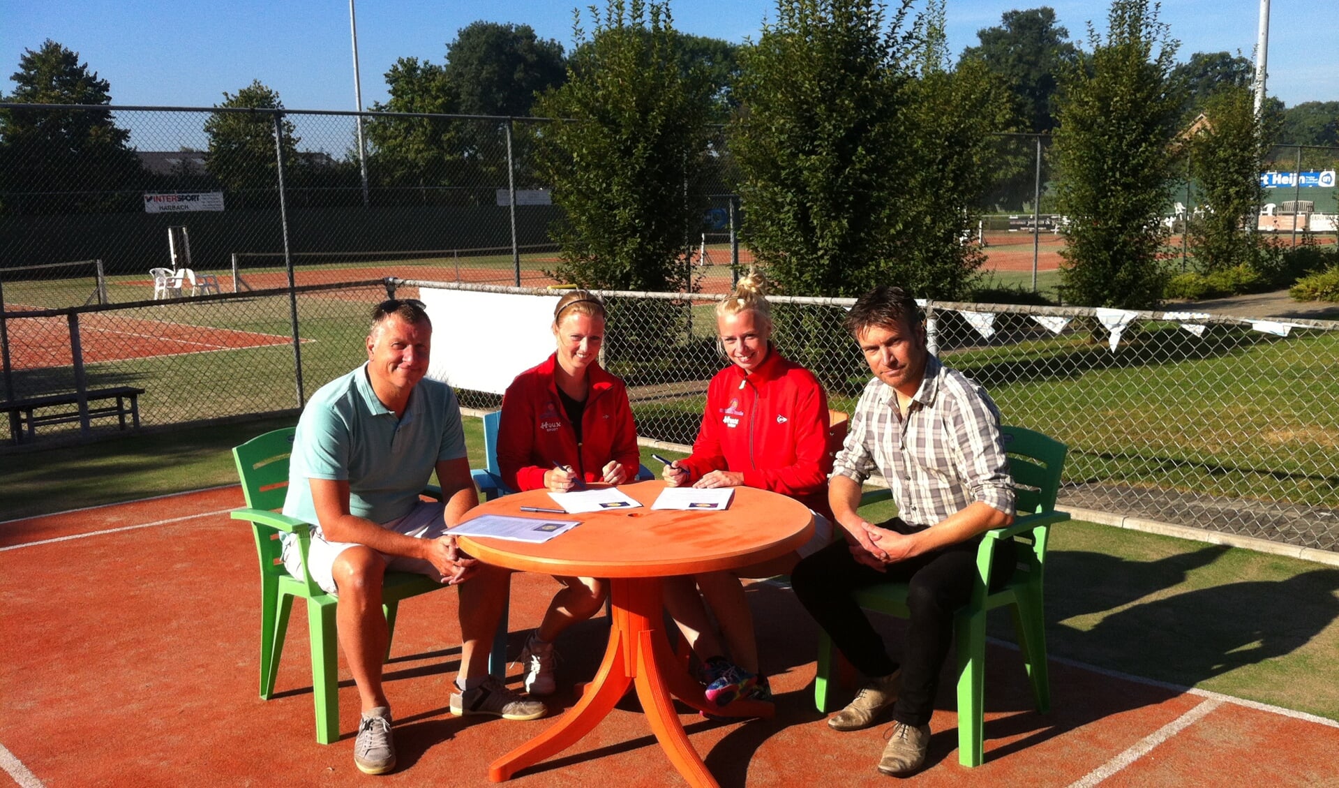V.l.n.r. Cees van Voskuilen (voorzitter), Lisette Wiendels-Dijkman en Martine Dijkman (beide tennisleraar) en Paul Wijers (secretaris). Foto: PR