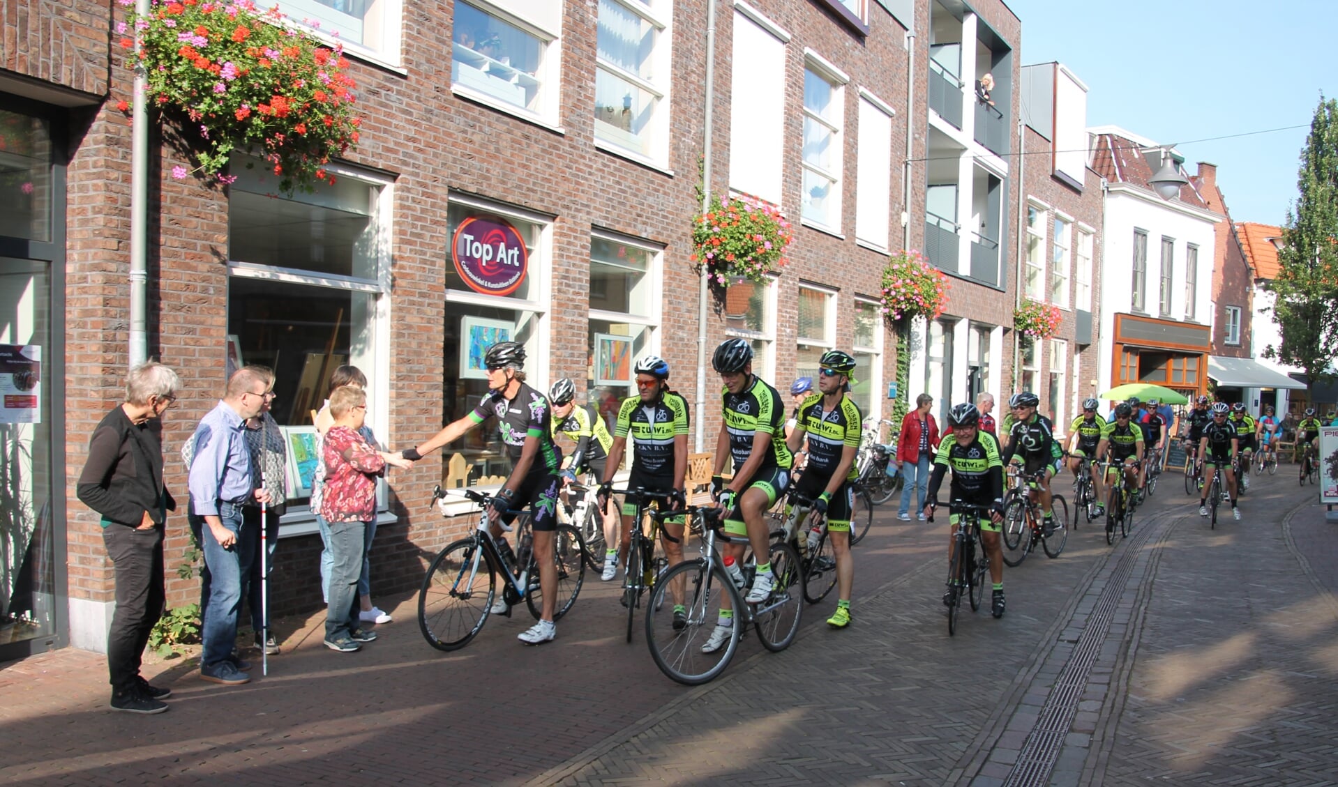 De aankomst van de fietsers nok Top Art in Winterswijk.  Foto: Lydia ter Welle