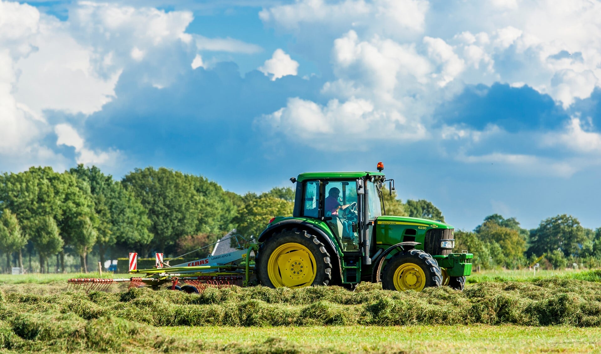 Werk op het land - waaronder het gras schudden - levert mooie plaatjes op. Foto: Henk van Raaij