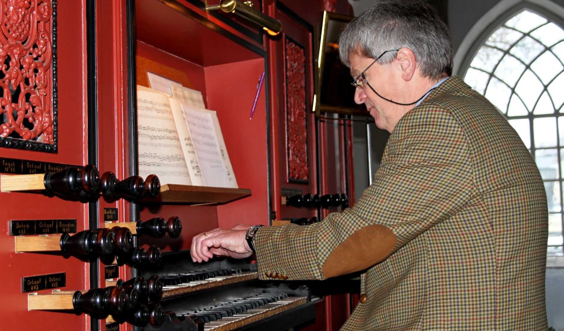 Pieter Haverkamp bespeelt het Miterreither orgel in de Remigiuskerk. Foto: Liesbeth Spaansen