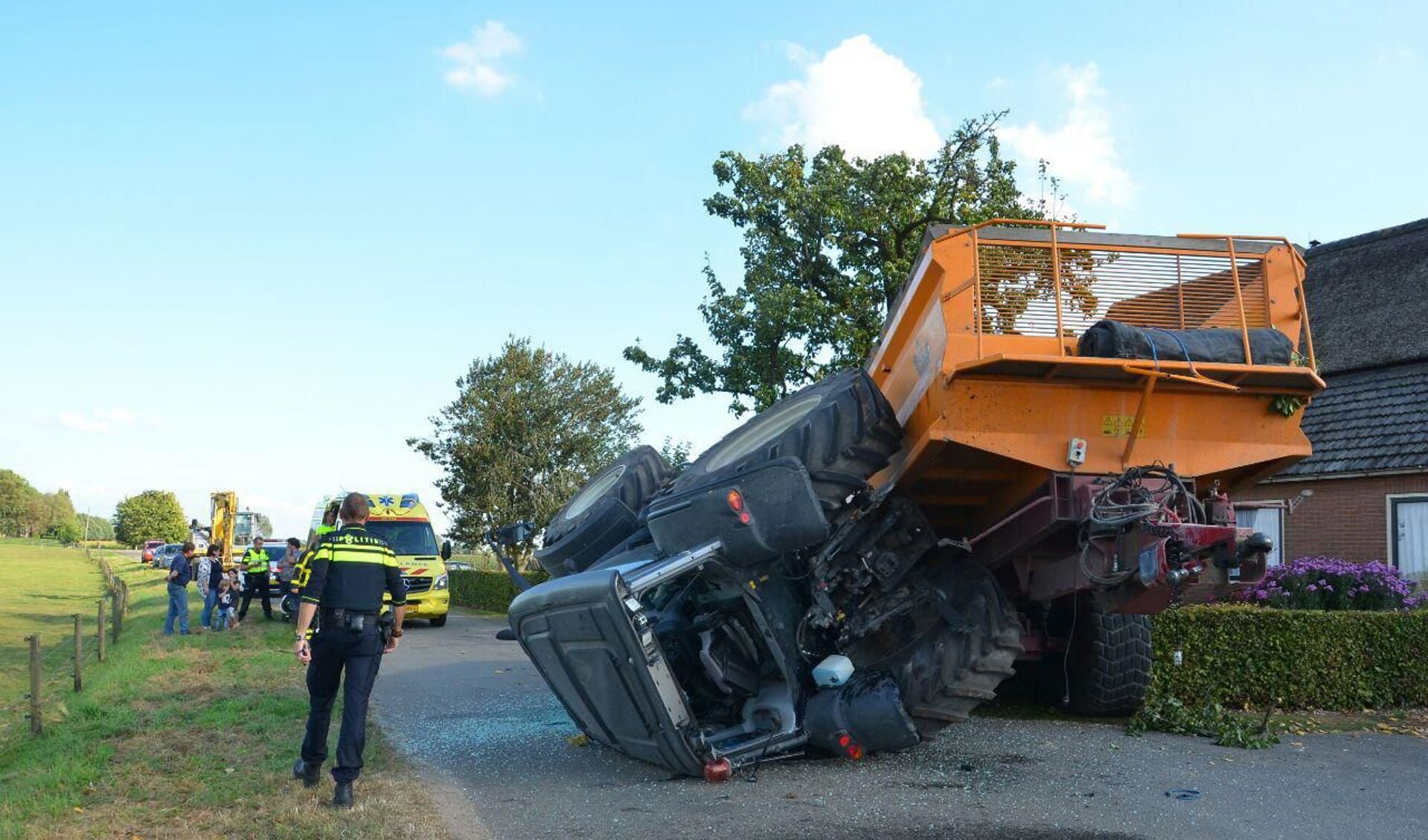 Tractor gekanteld op de Hardsteestraat in Toldijk. Foto: GinoPress B.V.