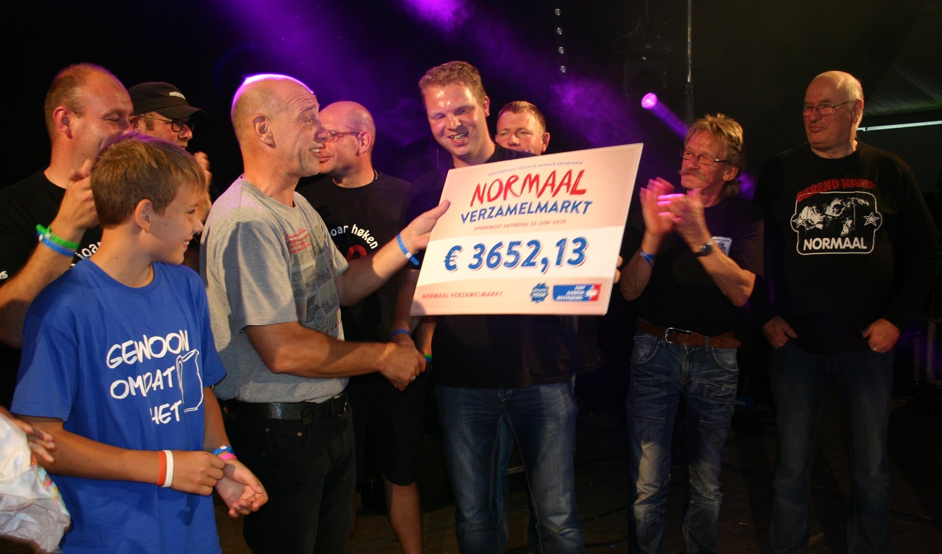 Hokers bieden Herman Luimes (KWF) cheque aan. Foto: Jan Knoef