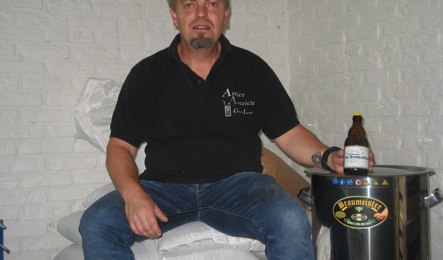 Gerco Honders in het lokaal waar hij zijn eigen bier gaat brouwen. Foto: Bart Kraan