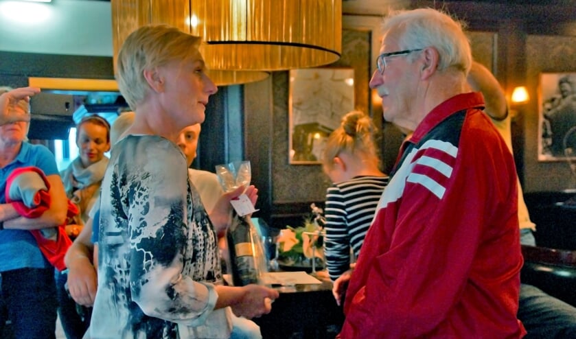 Ook burgemeester Marianne Besselink bracht een bezoekje om Gerritsen te feliciteren met dit heugelijke feit. Foto: Bernadet te Velthuis