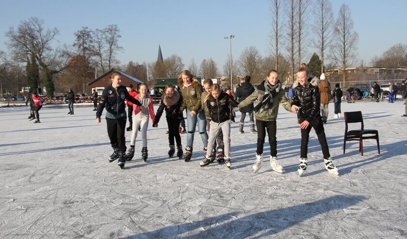 Deze vriendinnen genoten volop van het schaatsen op de baan van IJsvereniging Steintjesweide. Foto: Achterhoekfoto.nl/Liesbeth Spaansen  