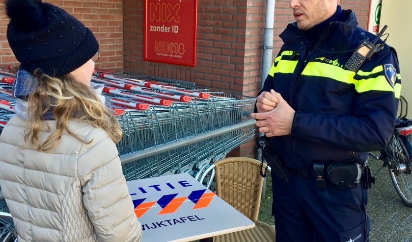 Wijkagent Henk Jan Bruntink wil graag in contact komen met wijkbewoners. Elke maand staat hij met zijn wijktafel voor de Spar in Zieuwent en de Jumbo in Lichtenvoorde. Foto Susanne ten Have