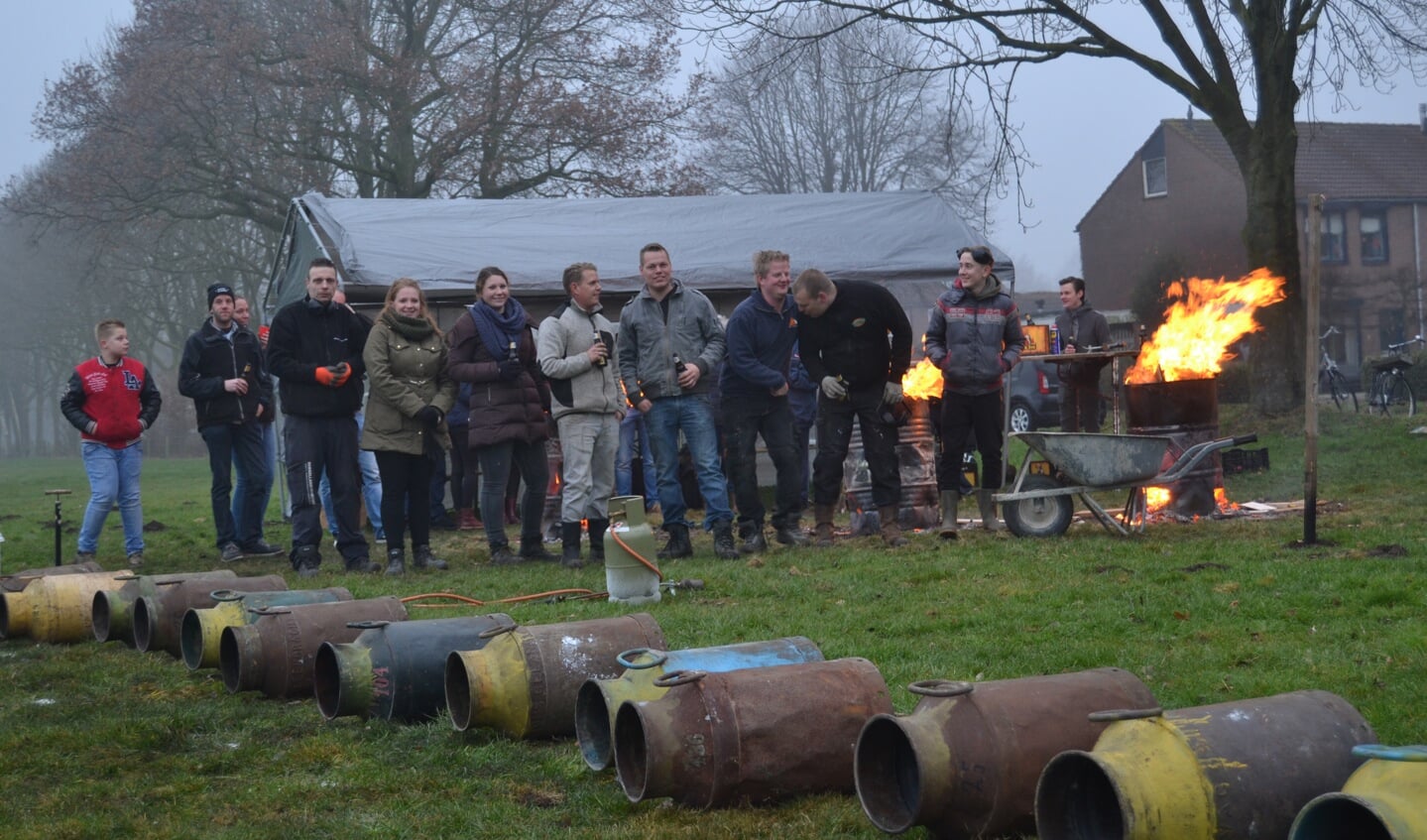 Gezelligheid bij carbidschieten. Foto: Karin Stronks