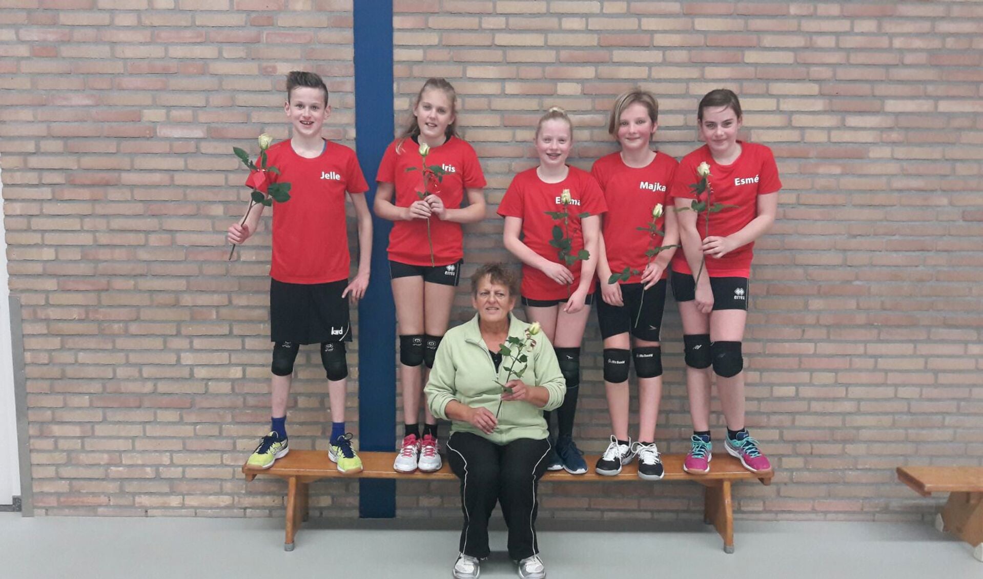 Het miniteam van WIK zijn samen met leidster Trees Harmsen trots op hun kampioenstitel.