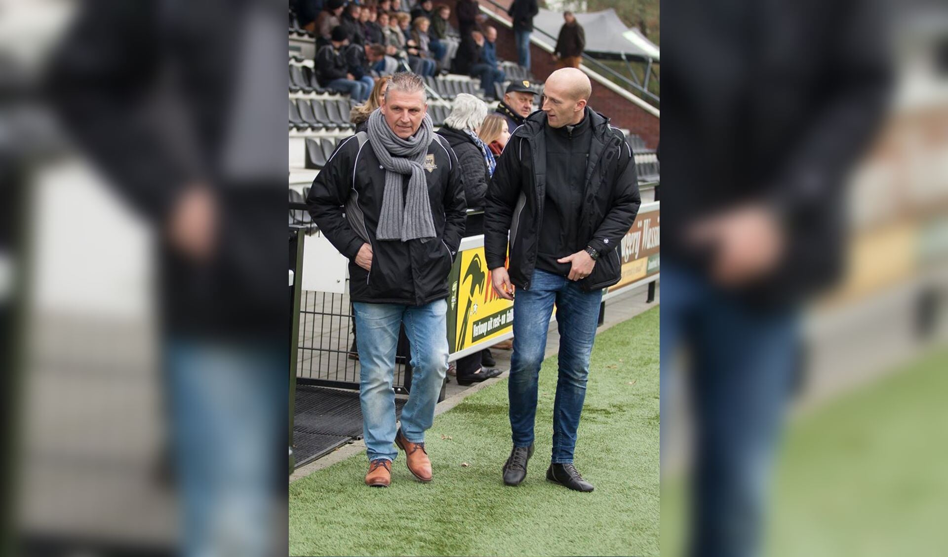  FC Winterswijk-trainer Wilco Geerts (links) en zijn assistent Martijn Meerdink betreden het hoofdveld van sportpark Jaspers. Foto: Marco ter Haar.  