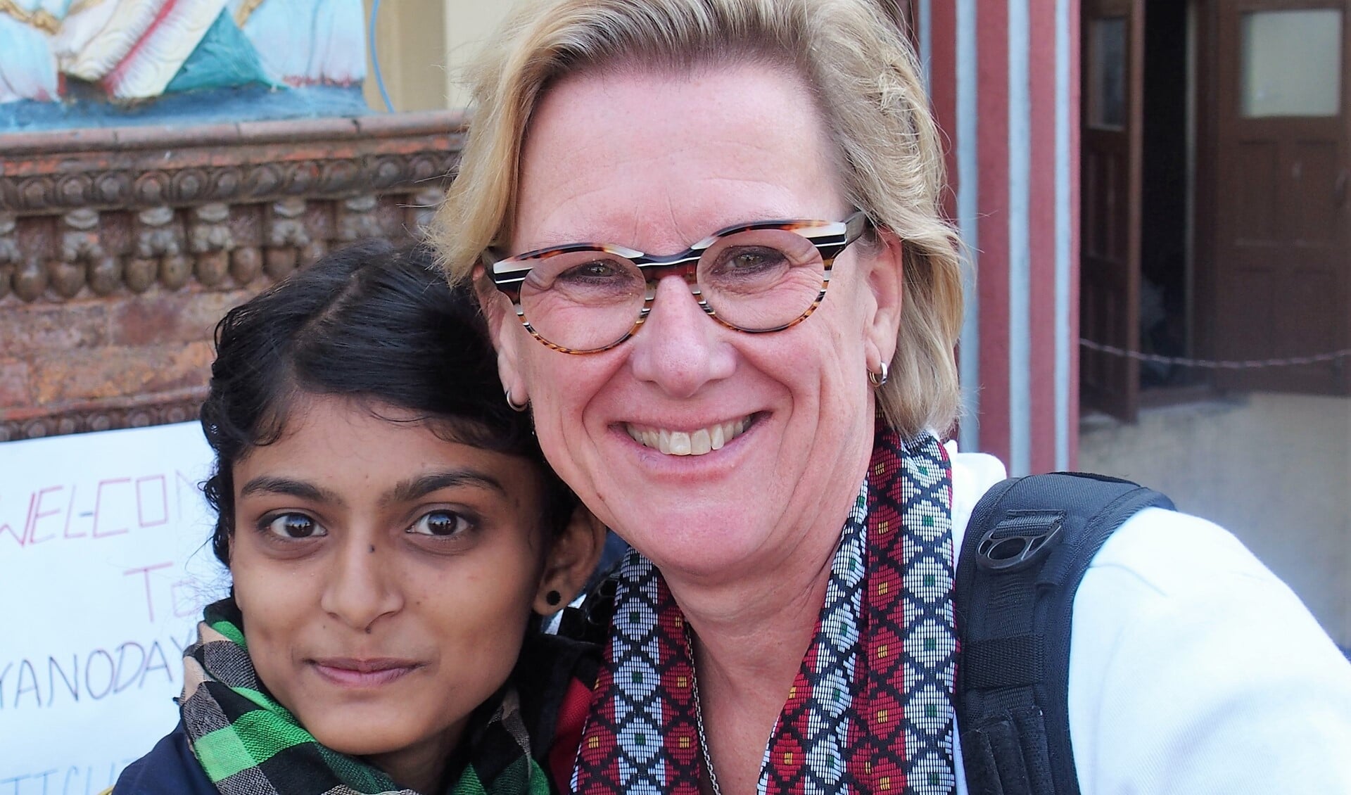 Chantal Bleekman in Nepal met een van de leerlingen van de Gyanodayaschool in Kathmandu. Eigen foto