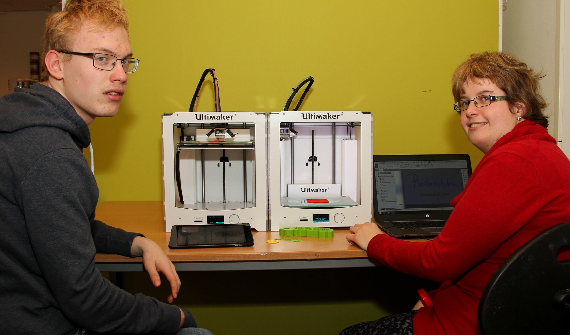 Erwin Wellink en Miranda Tazelaar werken met de 3D printers. Foto: Liesbeth Spaansen