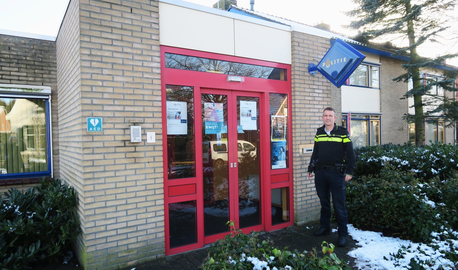 Teamchef Peter Cnossen, staand voor het bureau Lichtenvoorde, dat wordt gesloten. Foto: Theo Huijskes