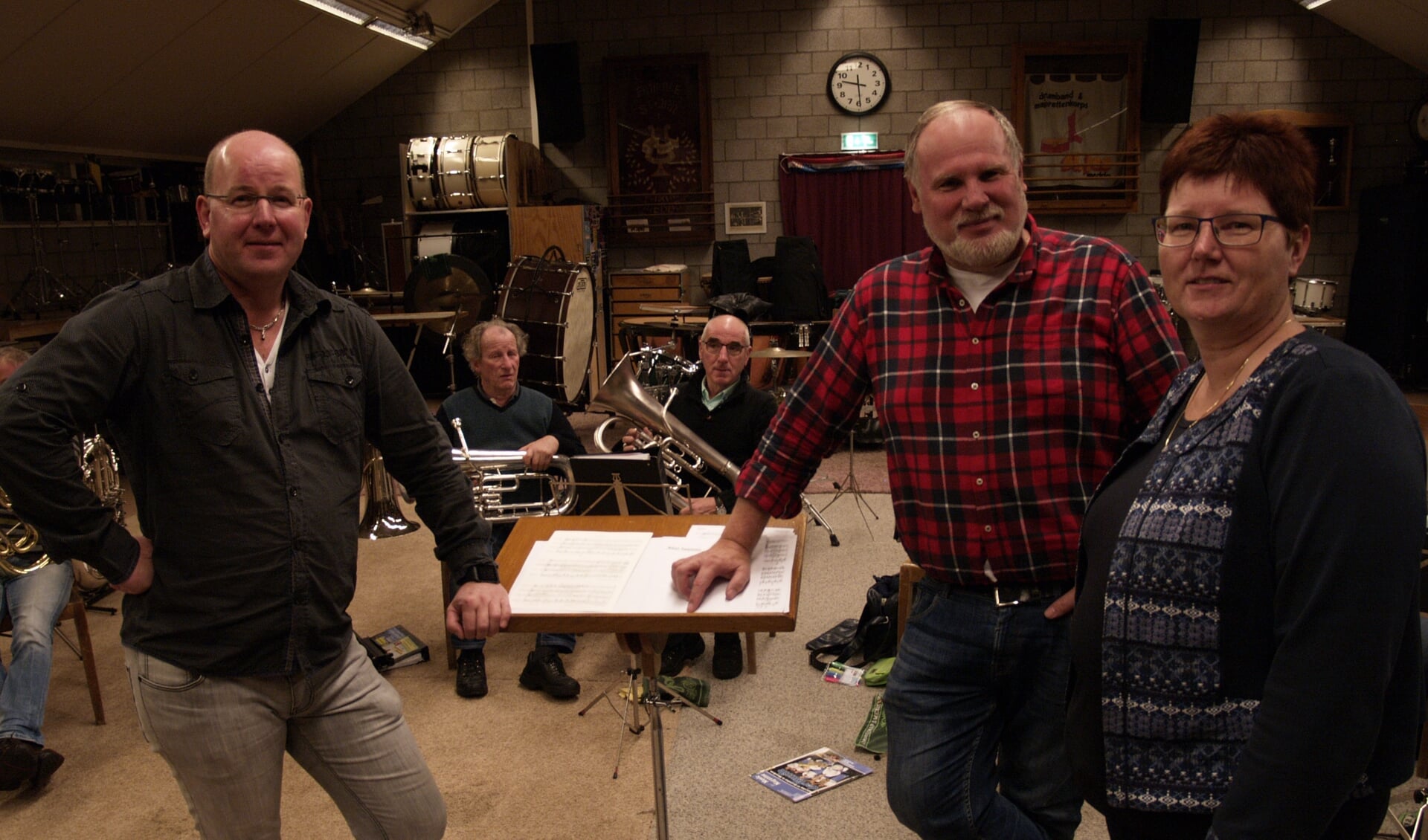 André van Huizen (tweede van rechts) is de nieuwe dirigent van de Hilgeländer Musikanten. Hij neemt het stokje over van John Wagenvoort (links). Uiterst rechts Kitty Koldewey. Foto: PR