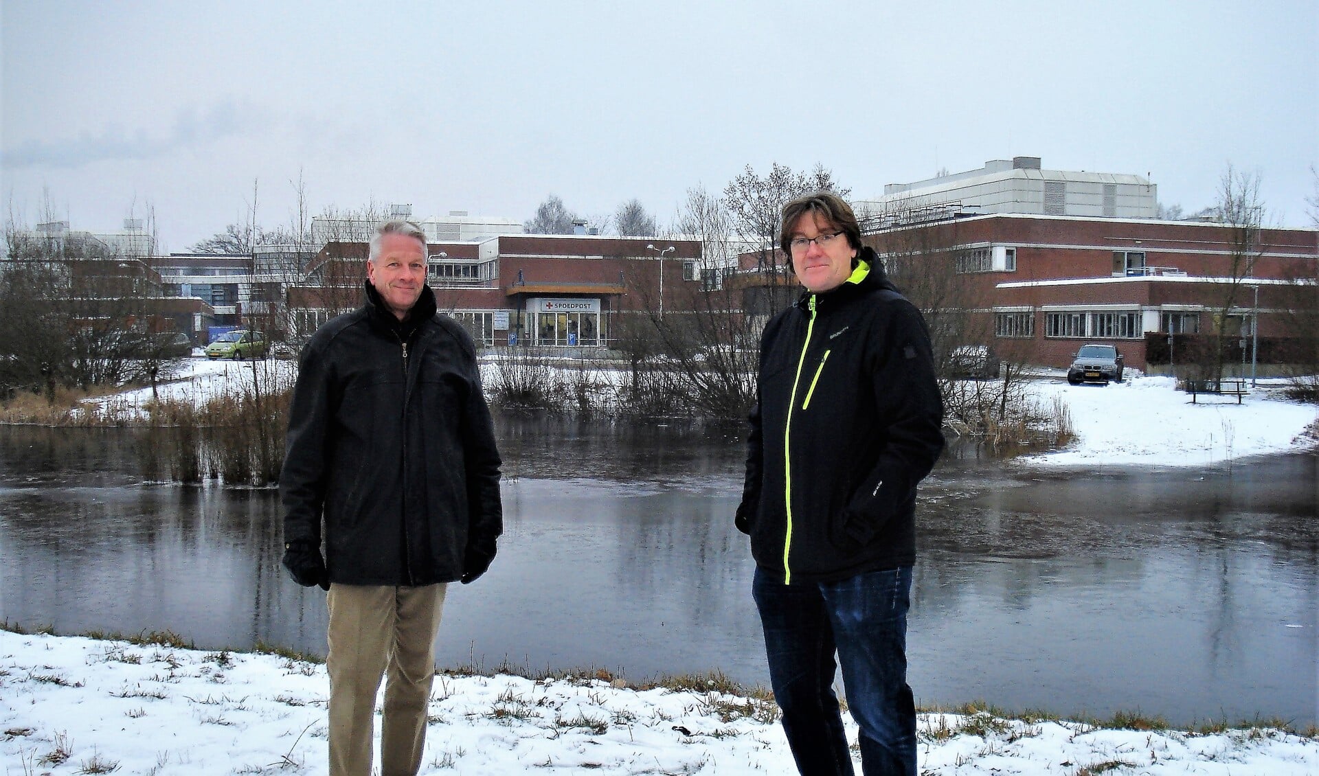 Initiatiefnemer Lutz Hollmann (rechts) samen met Jos Sprakel  in de buurt van de plek waar het zorghotel zal verrijzen. Foto: Achterhoek Nieuws 