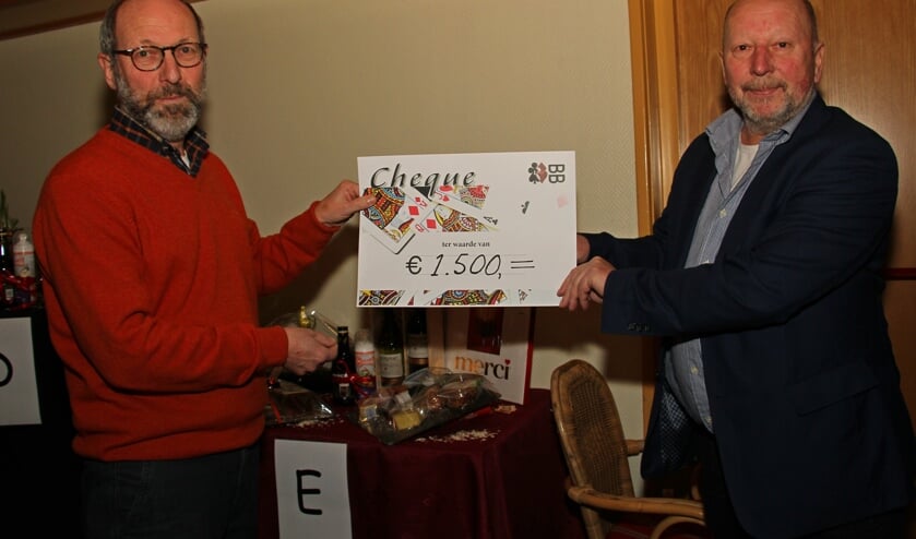 Joop Rutten (l.) overhandigt de cheque aan Marti Bulten. Foto: Liesbeth Spaansen