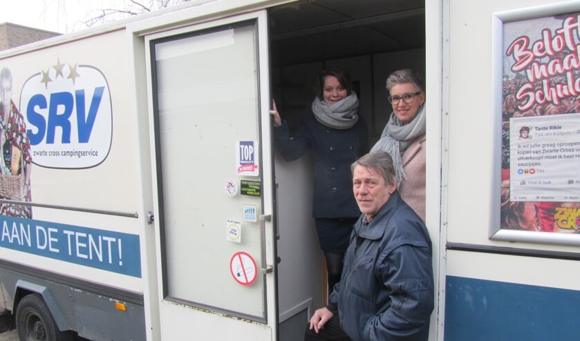 Marloes van den Berg, Ingrid te Veldhuis en Gerrit Schoppers (Gerrit is kort na het interview overleden. Op verzoek van de familie is de foto toch geplaatst. red) bij de ‘vraagbak’. Foto: Barbara Pavinati