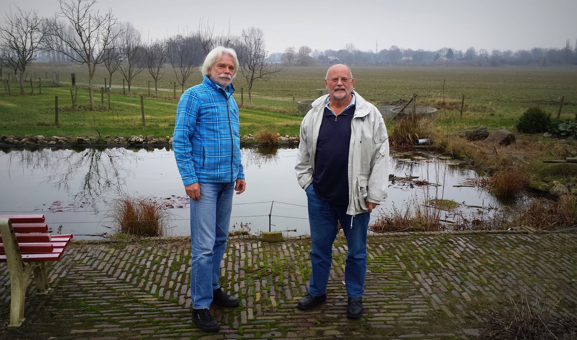 Paul Kok (rechts) kan vanuit zijn achtertuin in Bronkhorst straks het vrieshuis van Aviko in de verte zien liggen. Links Willem Sleijster, lid van Uit-Zicht. Foto: Luuk Stam