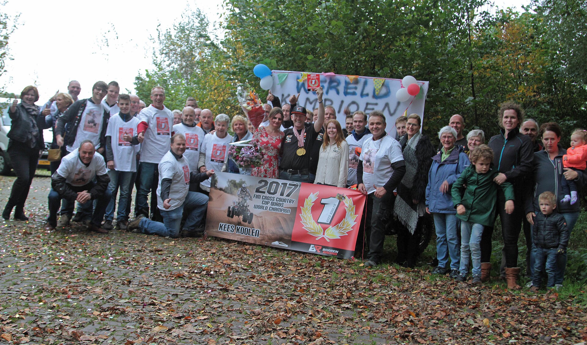 Kees Koolen met zijn supporters. Foto: Henk Teerink