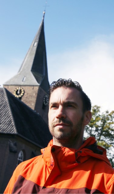 Marc Weikamp bij het kerkje van Almen. Foto's: Gerwin Nijkamp