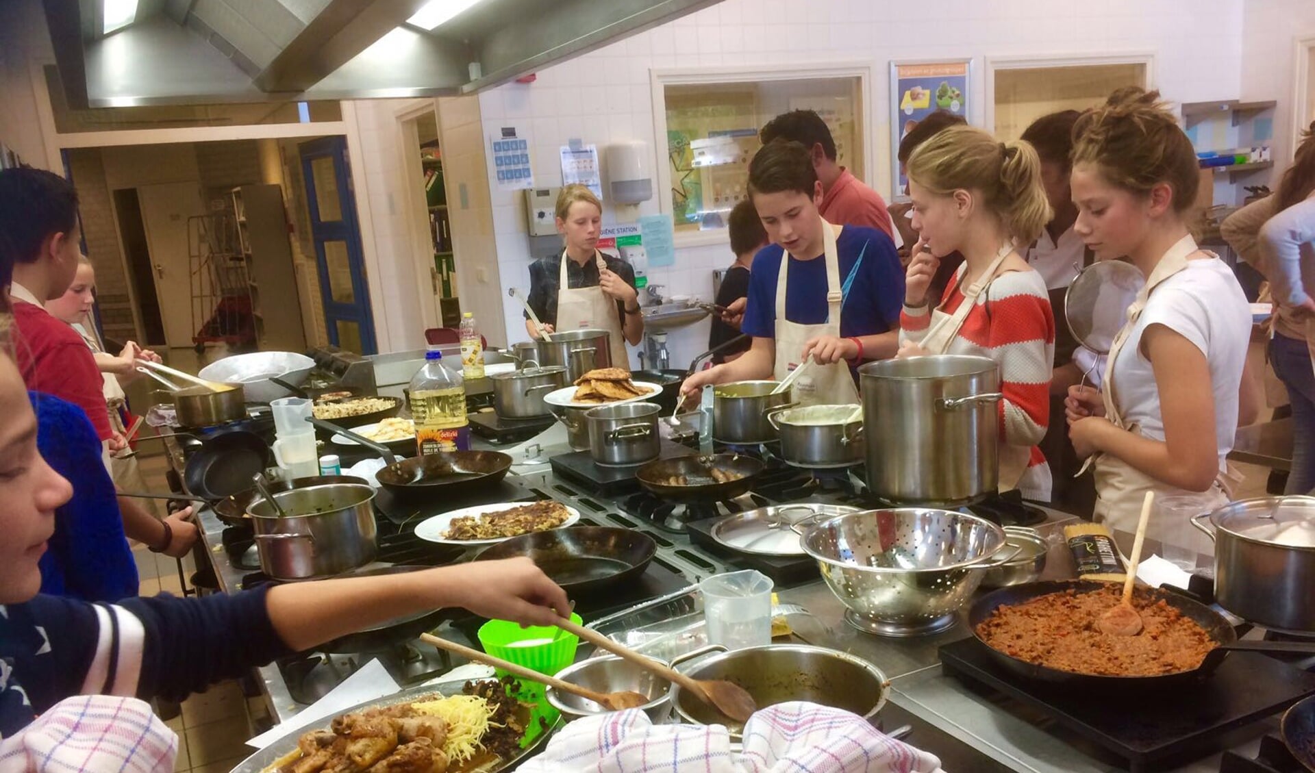 Totaal 22 leerlingen met twaalf verschillende achtergronden kookten samen gerechten. Foto: PR