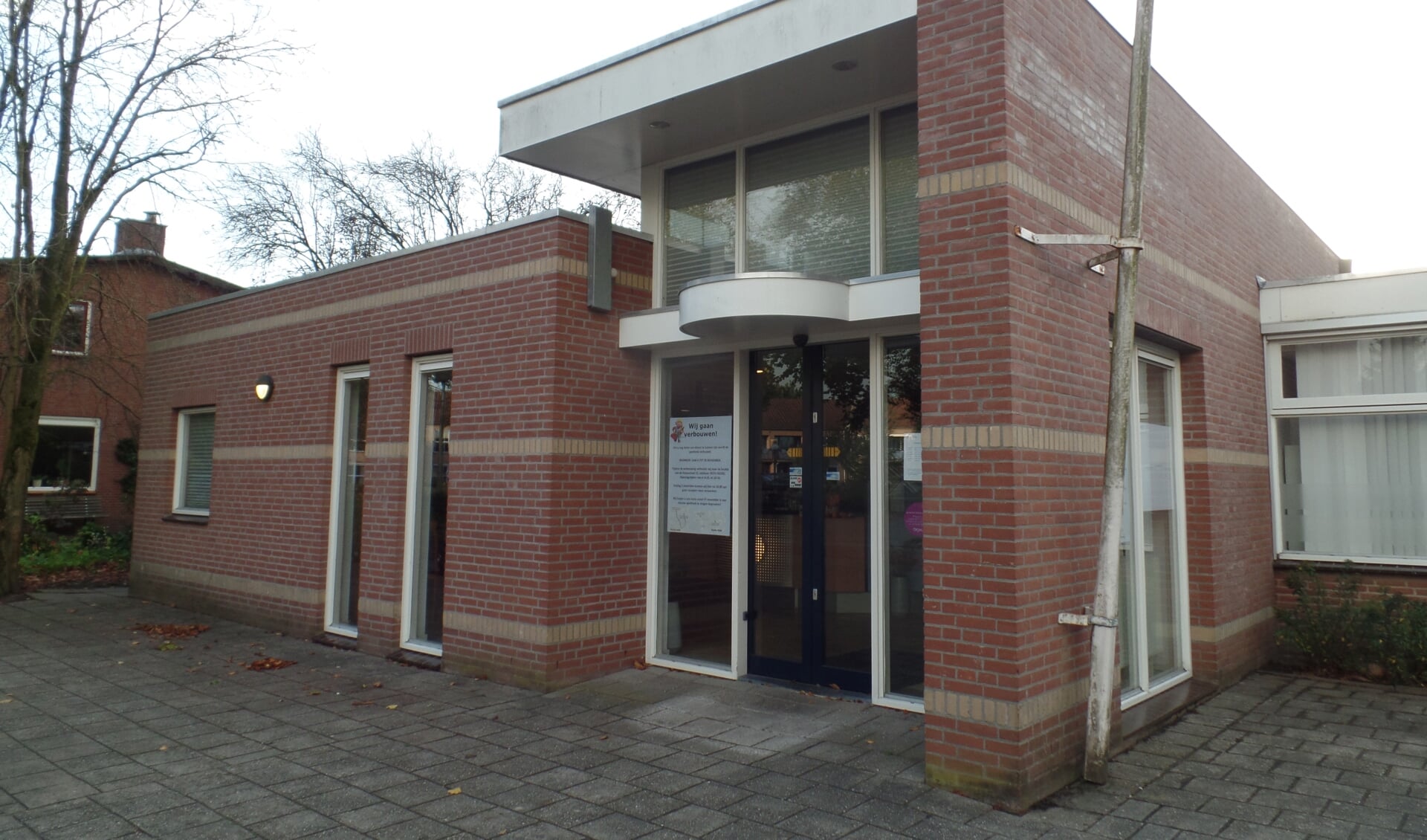 Het pand van apotheek 't Rikkelder zal grondig verbouwd worden. Foto: Jan Hendriksen. 