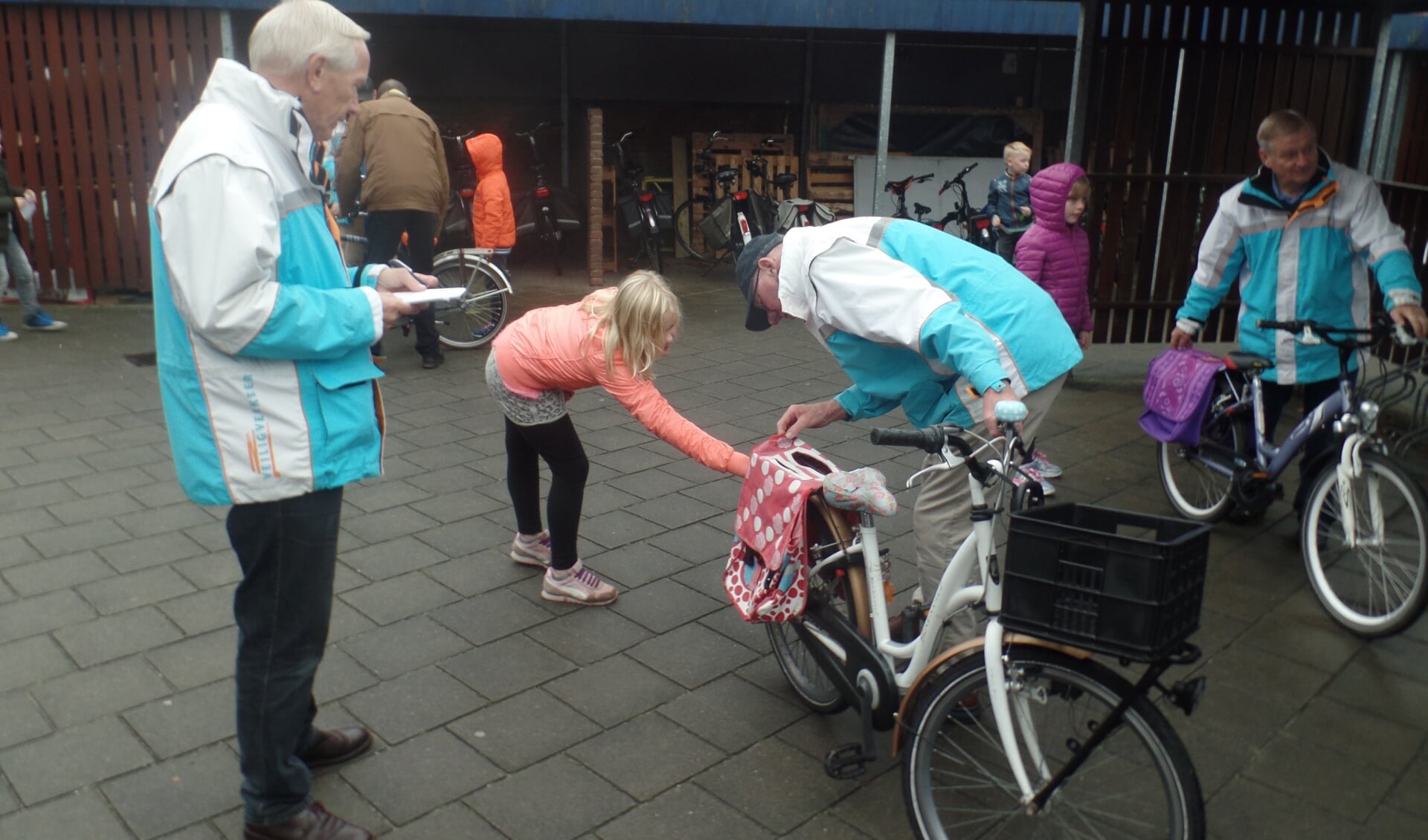 De vrijwilligers Gerrit Weijman (l) en Henk Weustenenk controleerden de fietsen van de kinderen. Foto: Jan Hendriksen. 