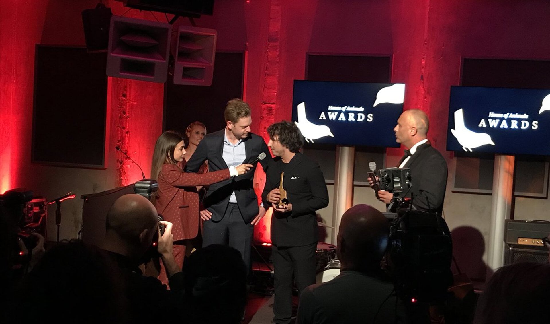 Lars Gierveld heeft zojuist de award in ontvangst genomen en geeft Georgina Verbaan een reactie hierop.