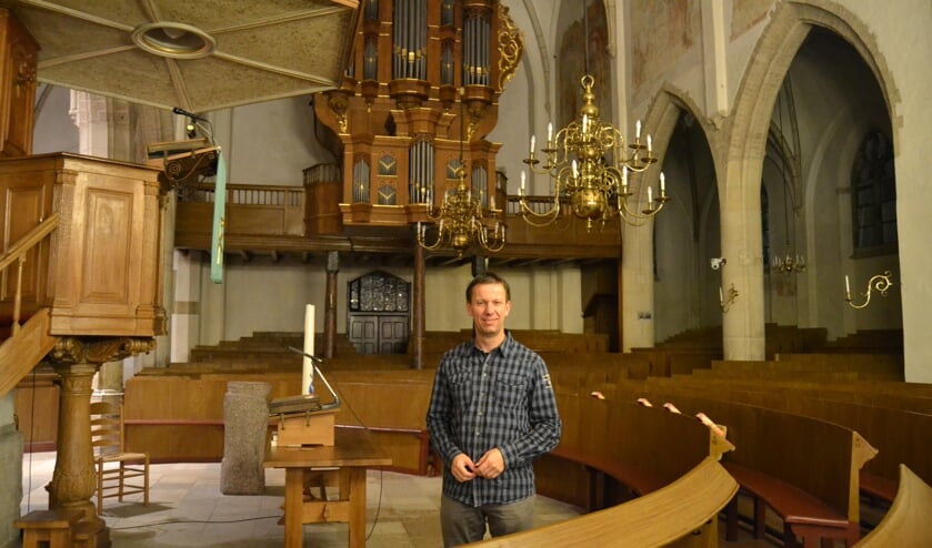 <p>Harry van Wijk in de Oude Helenakerk. Foto: Karin Stronks</p>