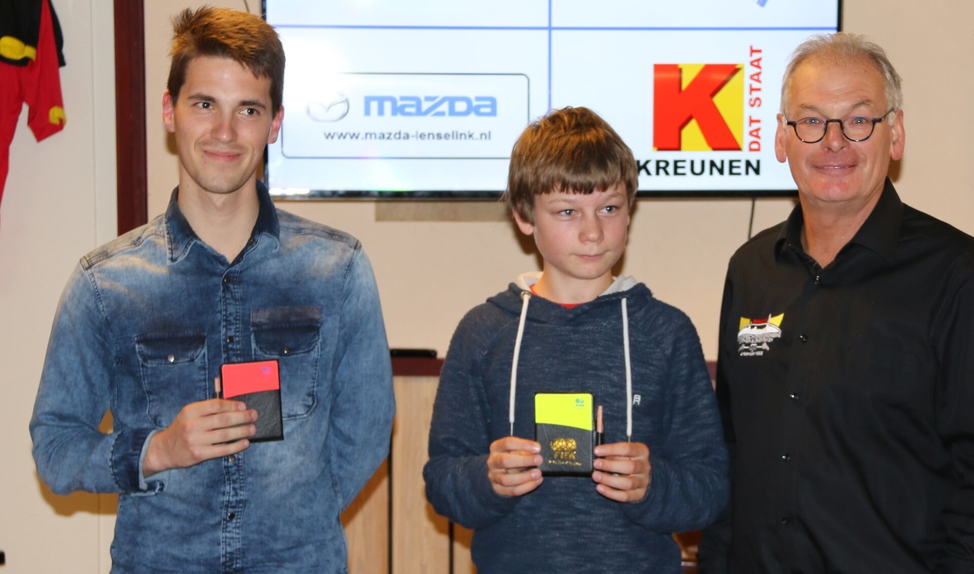 Twee actieve en talentvolle verenigingsscheidsrechters, Lars Vos (FC Zutphen) en Daan Brouwer (Spcl. Brummen), die tijdens de avond in het Fluithuus de eerste set kaarten kregen uitgereikt door SZO-voorzitter Marco Arnoldus. Foto: PR