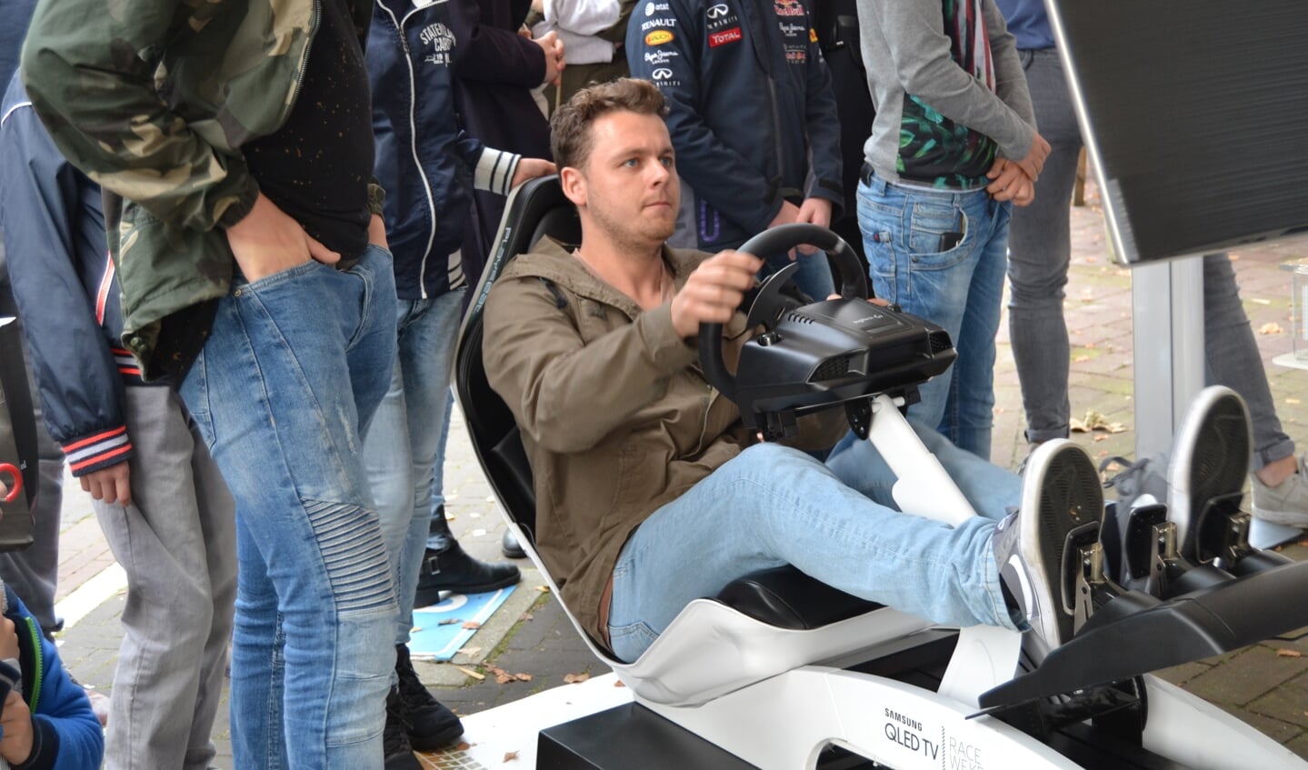 'Maxje' spelen in de F1 simulator. Foto: Karin Stronks