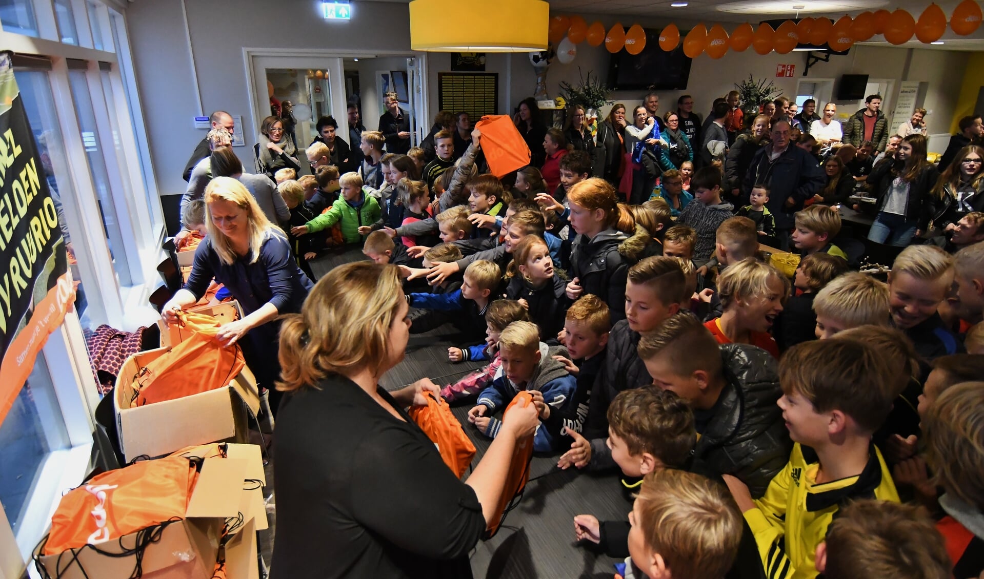 Vele tientallen jeugdspelers van voetbalvereniging Ruurlo stonden zaterdagmiddag zich te verdringen voor de tafels waar het Coop voetbalplaatjesalbum seizoen 2017 – 2018 van VV Ruurlo zou worden uitgegeven. Foto: PR. 