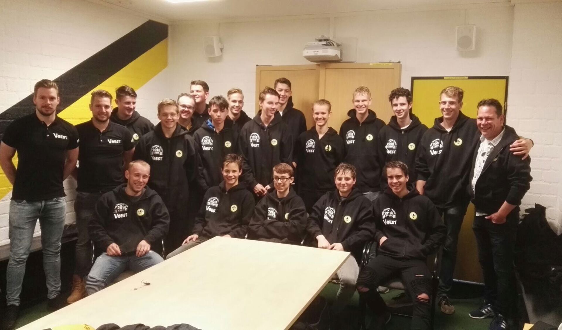 Stichting VOEST bood warming-up jacks aan het JO19-2 elftal van VV Vorden aan. Foto: PR