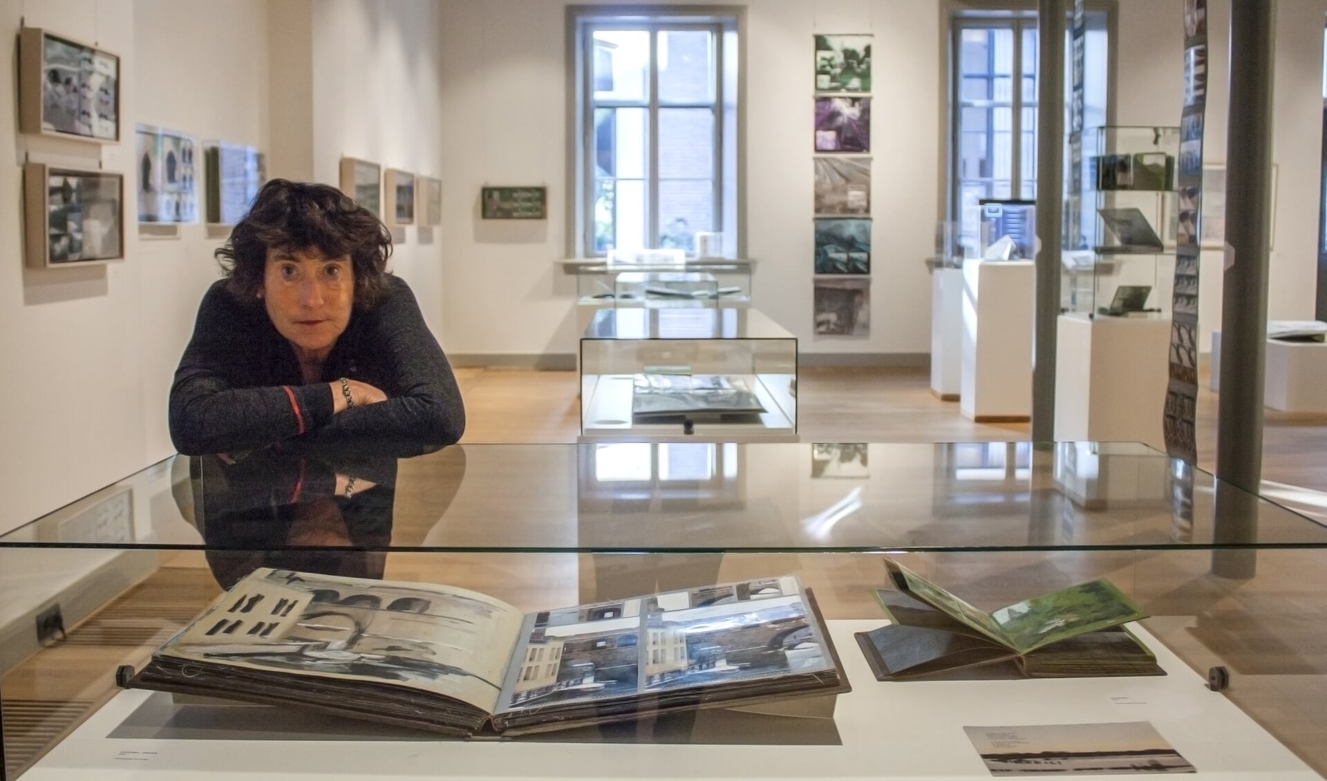 Jet Rotmans toont haar kunstenaarsboeken, een combinatie van fotografie, schilderkunst, korte filmische impressies en gedichten, in het Stedelijk Museum Zutphen. Foto: PR