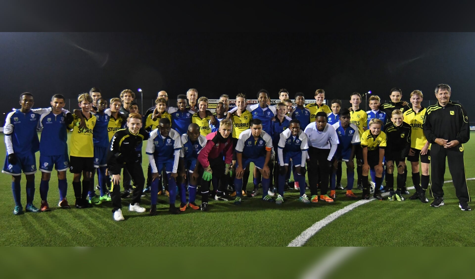 De jeugdtems van VV Ruurlo en van Waterstone College uit Johannesburg. Foto: PR. 