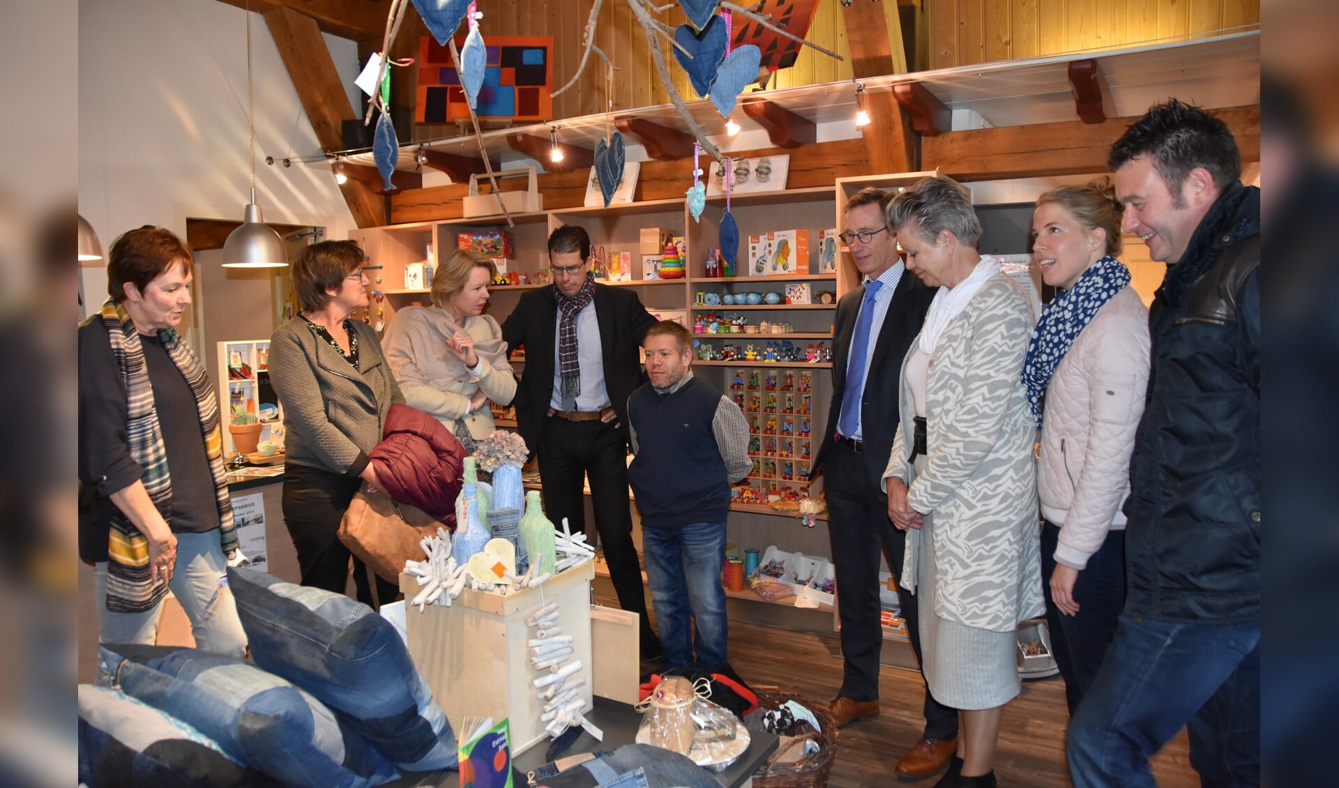 Het college van B&W en de gemeentesecretaris op bezoek bij Total Art, de winkel van Estinea. Foto: Stijn Terlingen
