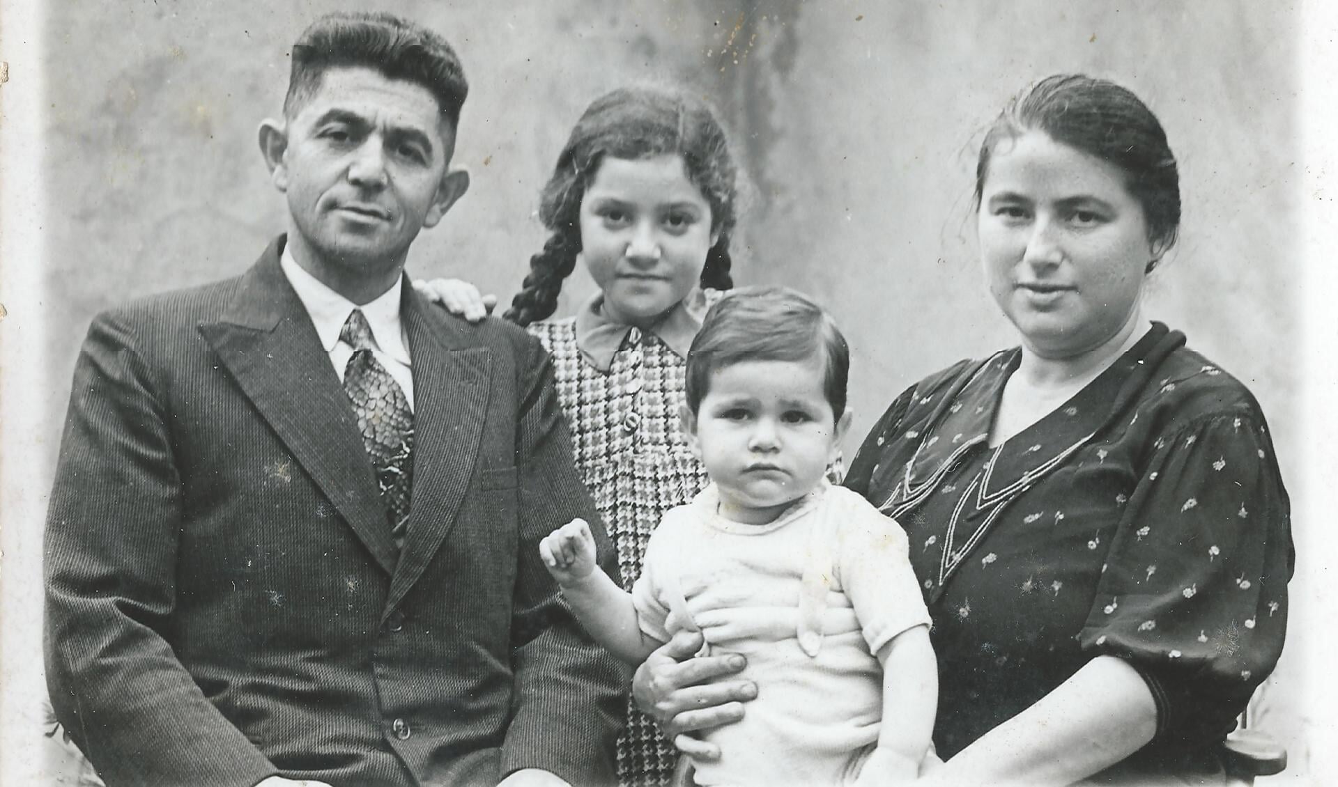 Het gezin Van Gelder in 1938. Van links af Aron David van Elly van Gelder, Jope (Jozef) van Gelder, Sientje van Gelder-Weiler. Foto: PR
