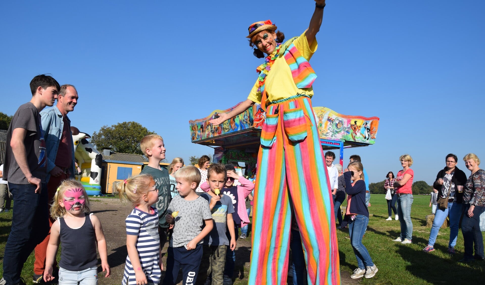 Clown 'op hoge poten' vermaakt de kinderen tijdens Varssels Feest. Foto:PR