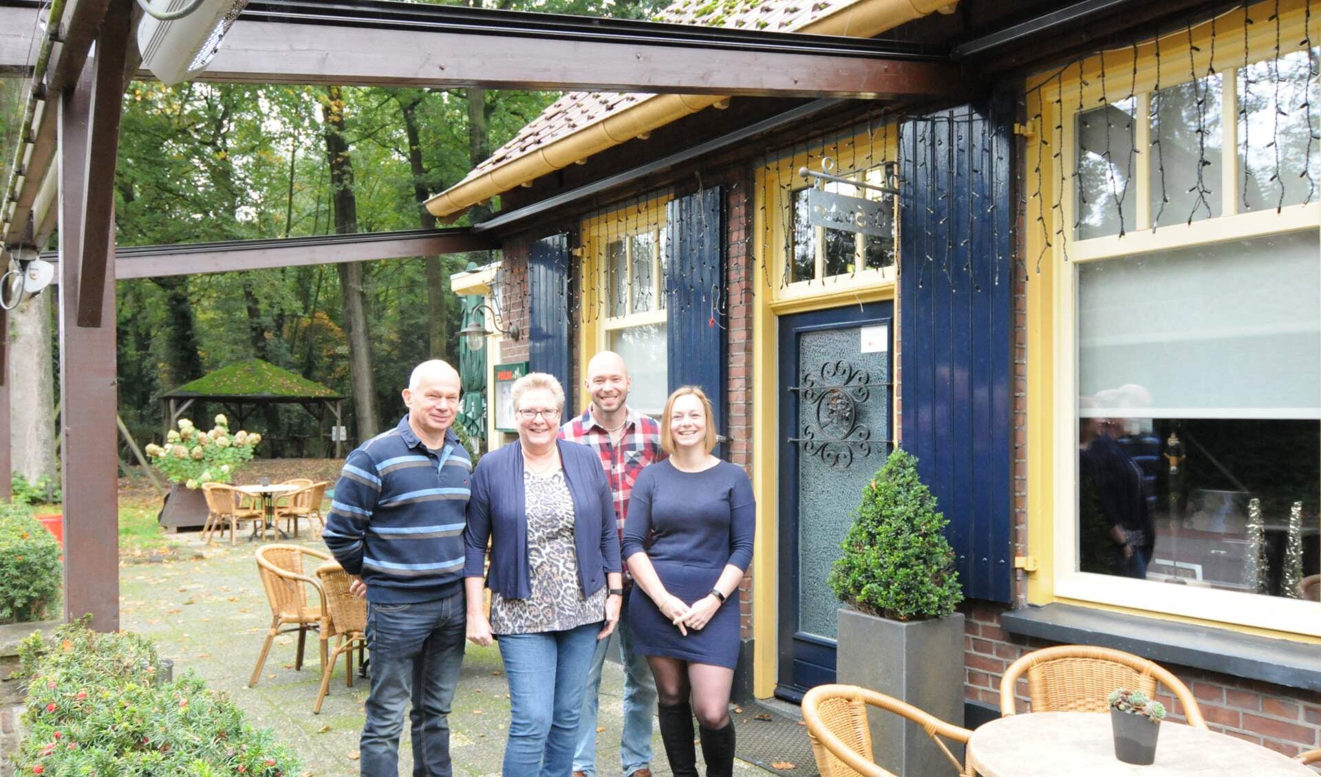 Wendy en haar familie bij restaurant 't Welink. Foto: PR