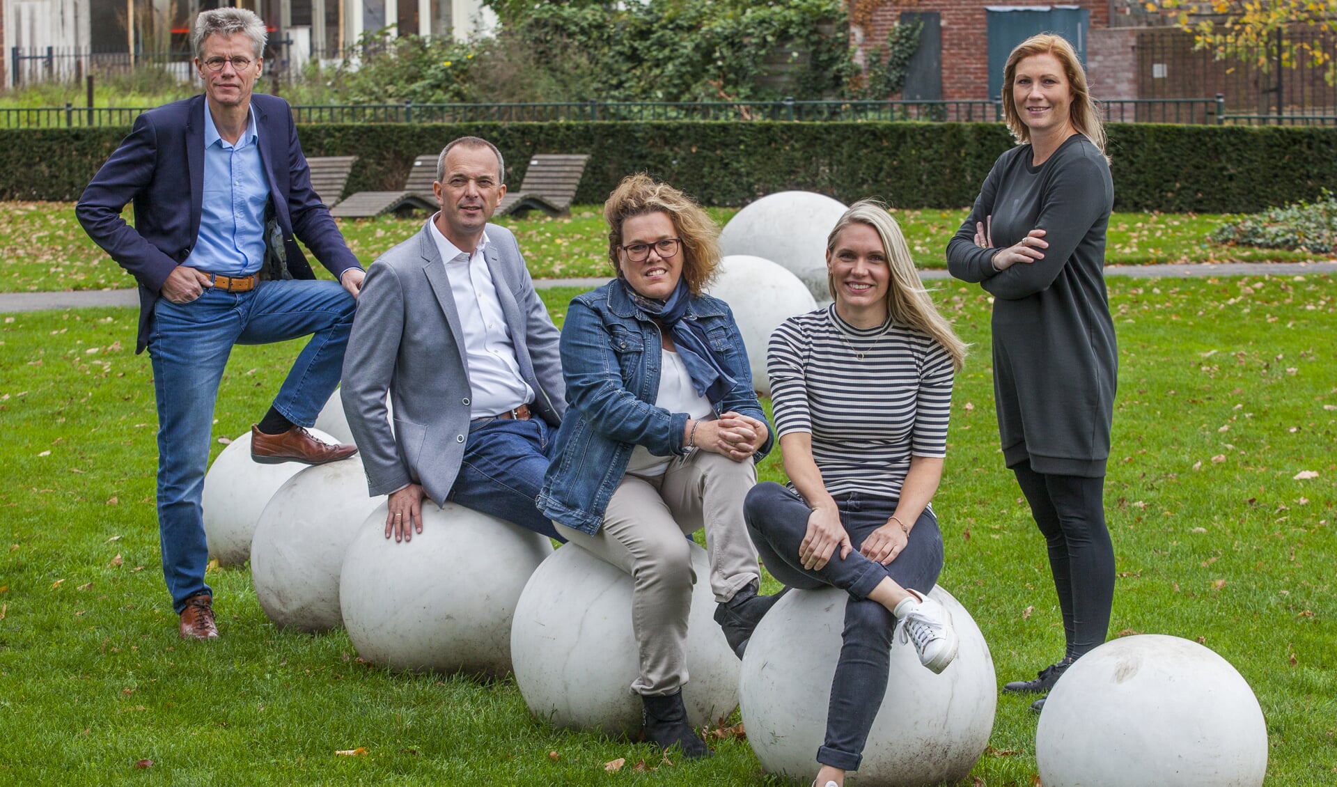 van links naar rechts: Gerrit Vervelde, Tom Schreurs, Nolda Stemerdink,  Marijke Legters en Barbara Nijenhuis. Foto: PR