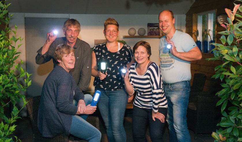 De commissieleden van 'Broek en Bruil verlicht' schijnen als voorbode een 'lichtje'. V.l.n.r.: José Lageschaar, Jan Vruggink, Linda Oltthuis, Marian Nieuwenhave en Erwin Sprukkelhorst. Foto: PR