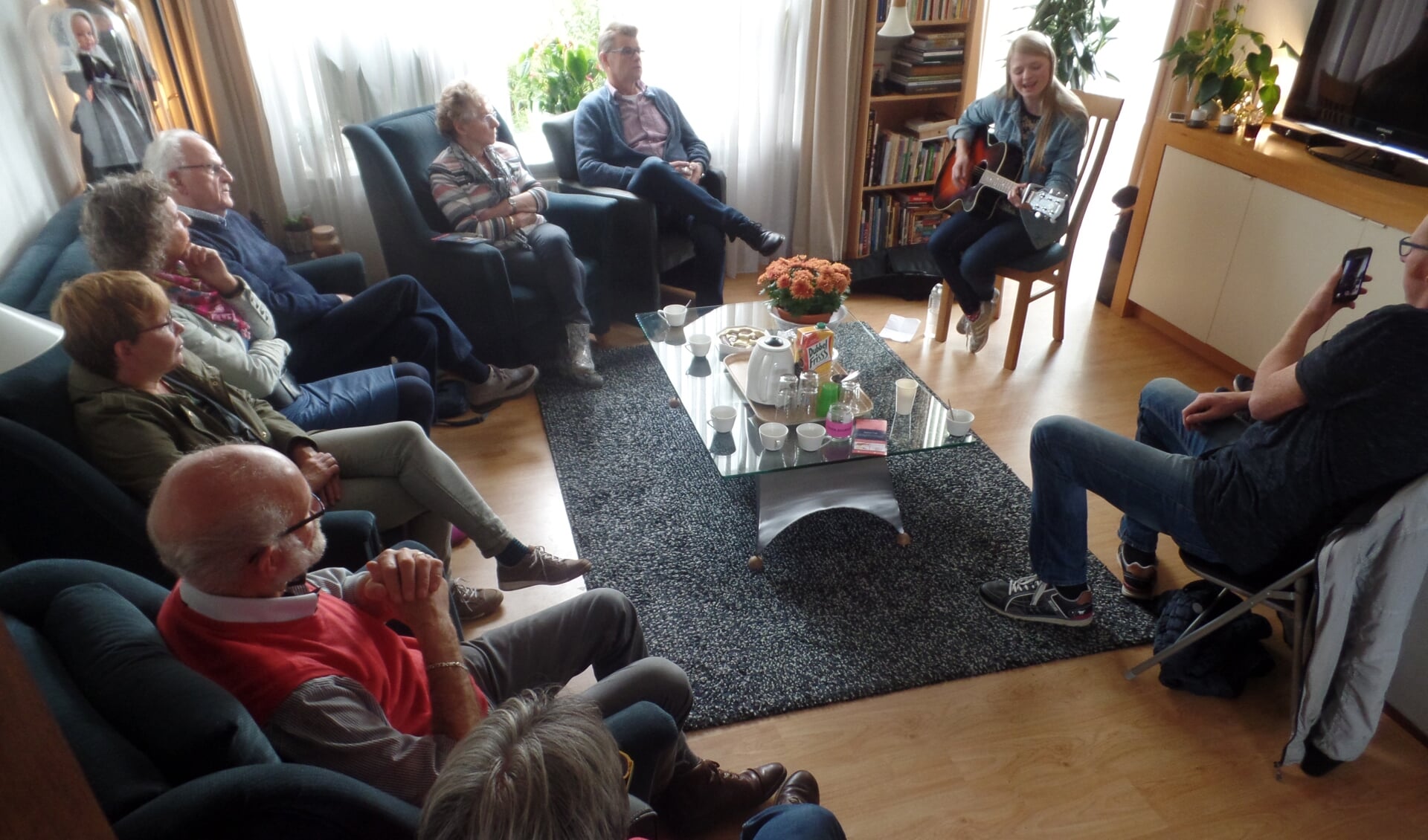 In de huiskamer van de familie Rossel trad Ellis Sportel op. Foto: Jan Hendriksen. 